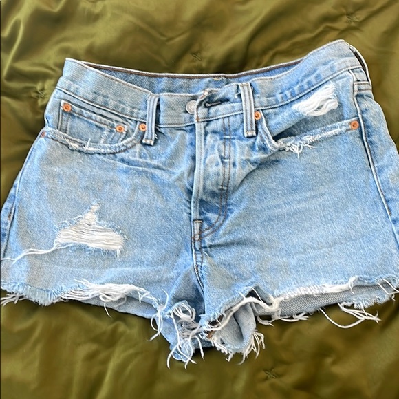 Levi’s raw cut denim shorts - Picture 1 of 3